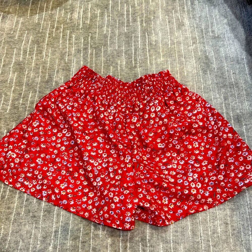 Beautiful summer skorts!! Amazing contain! Worn only twice!!